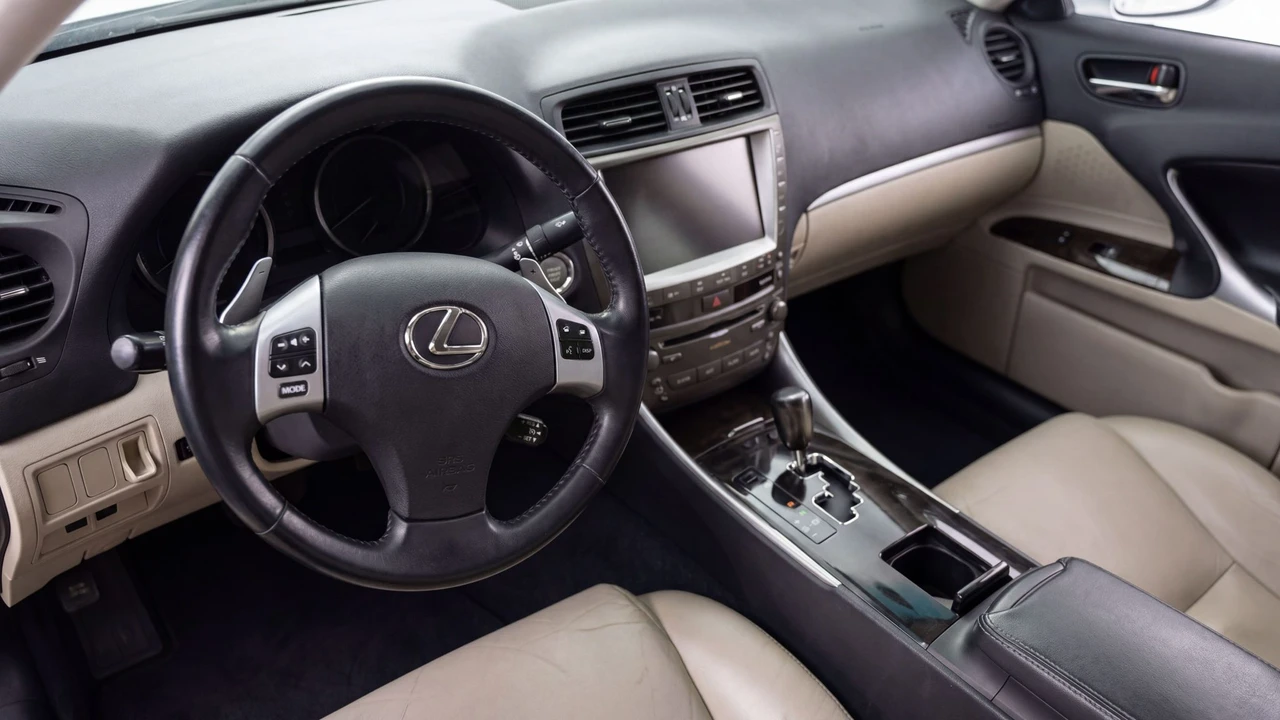 2011 Lexus IS 2nd Gen - Image 16 of 31