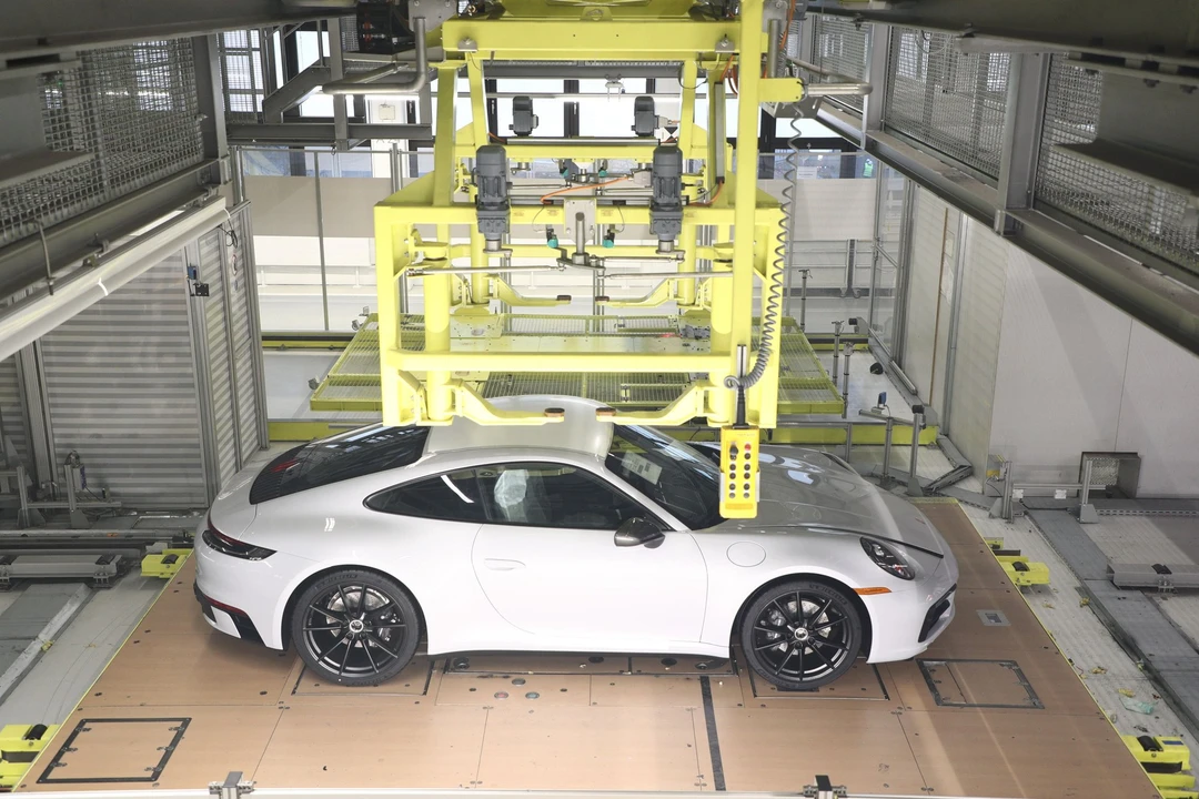 2024 Porsche 992 Carrera T - Image 2 of 2