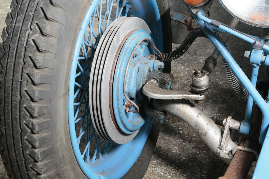 Bugatti - Image 2 of 7