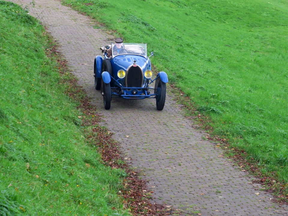 Bugatti - Image 18 of 31