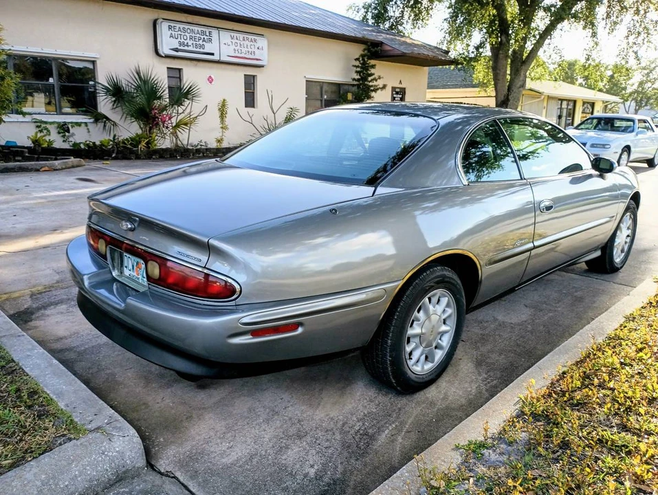 1995 Buick Riviera 8th Gen - Image 2 of 9