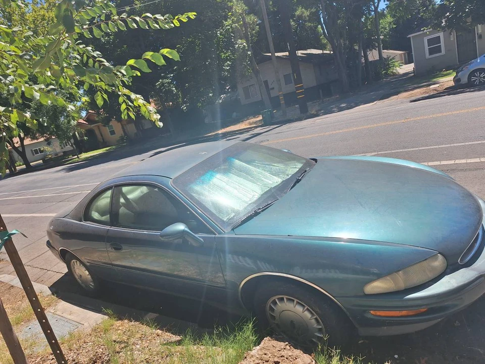 1996 Buick Riviera 8th Gen - Image 3 of 8