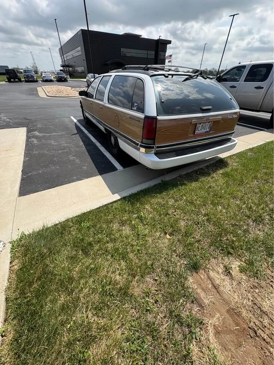 1996 Buick Roadmaster - Image 3 of 9