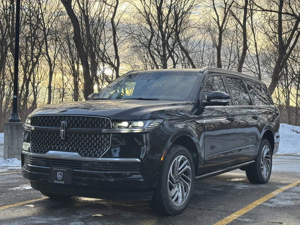 2025 Lincoln Navigator 4th Gen - Image 2 of 31