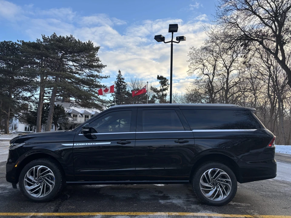 2025 Lincoln Navigator 4th Gen - Image 9 of 31
