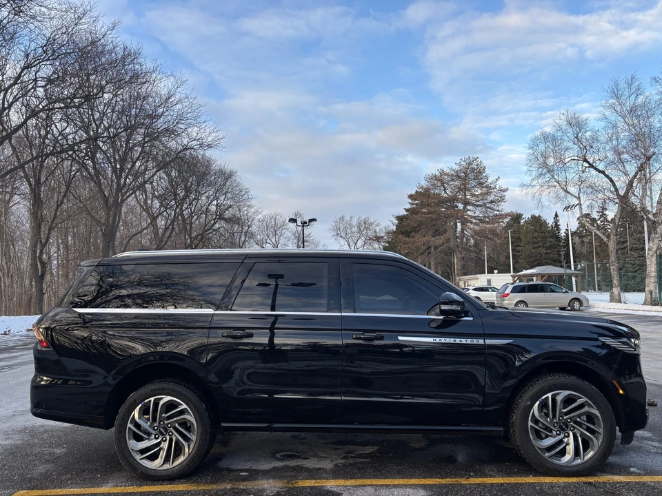 2025 Lincoln Navigator 4th Gen - Image 5 of 31