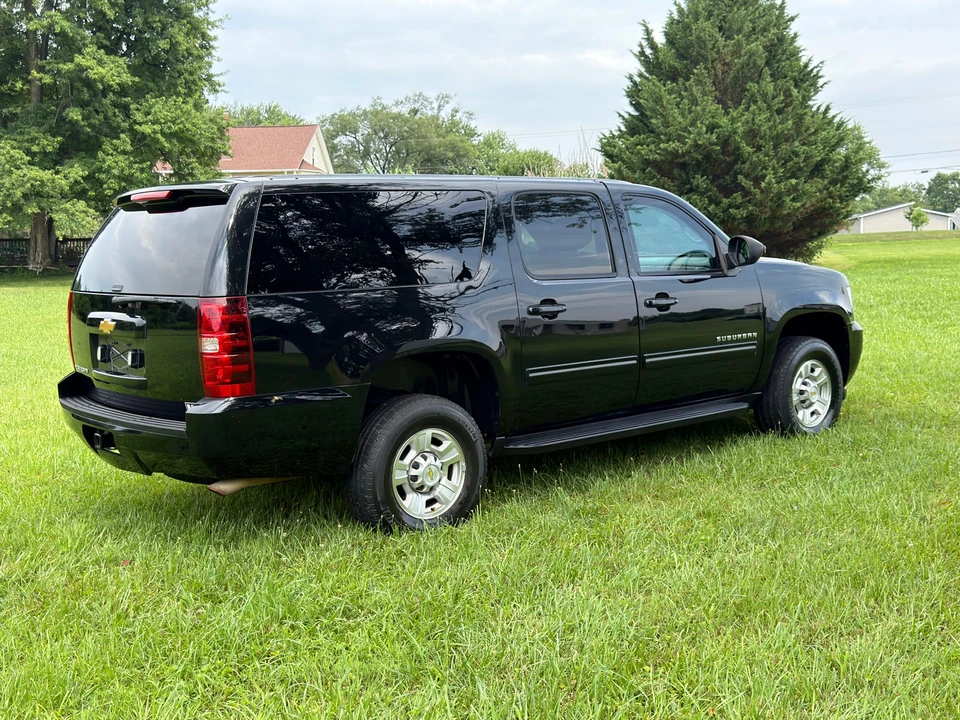 2011 Chevrolet Suburban 10th Gen - Image 14 of 31