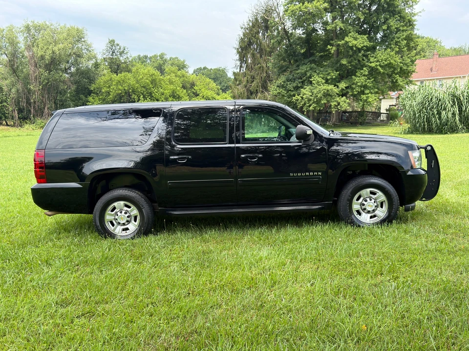 2011 Chevrolet Suburban 10th Gen - Image 15 of 31