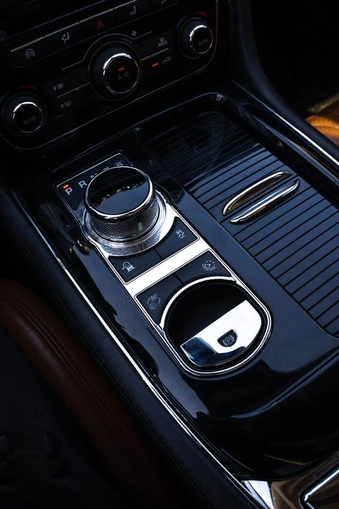2016 Jaguar X351 XJ - Image 7 of 10