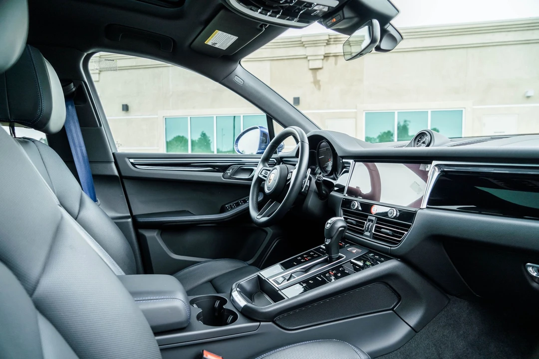 2023 Porsche Macan - Image 4 of 5