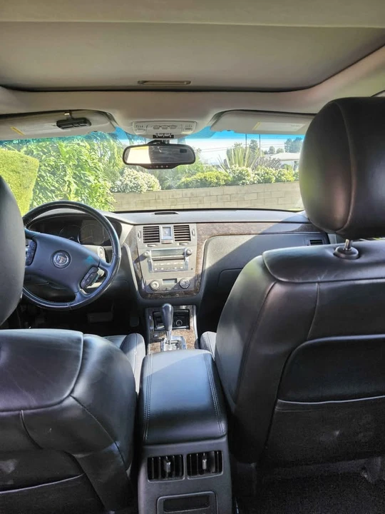 2010 Cadillac DTS - Image 2 of 8