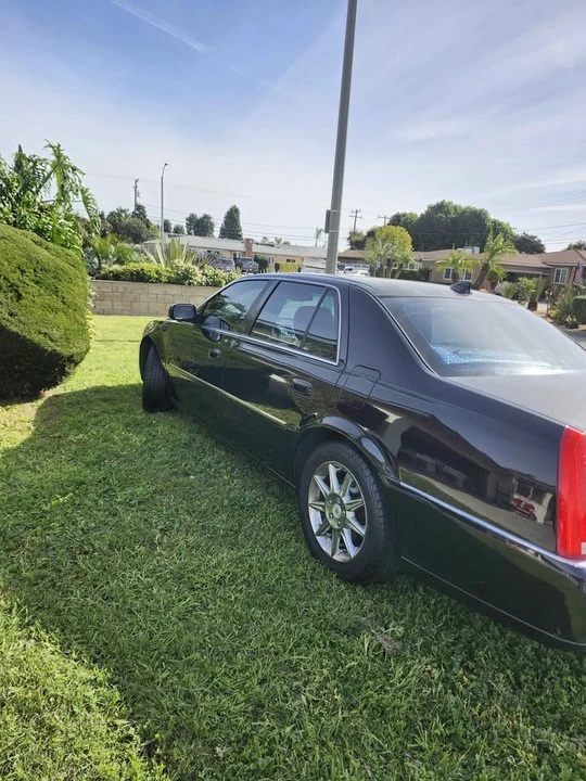 2010 Cadillac DTS - Image 8 of 8