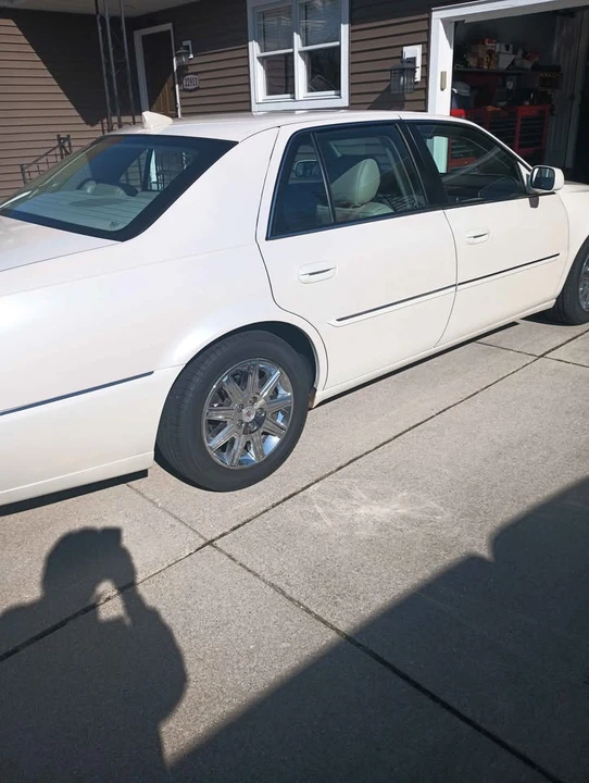 2011 Cadillac DTS - Image 2 of 10