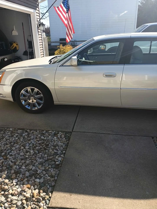 2011 Cadillac DTS - Image 9 of 10
