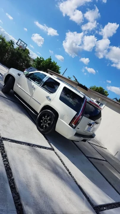 2010 Cadillac Escalade & EXT 3rd Gen - Image 2 of 3