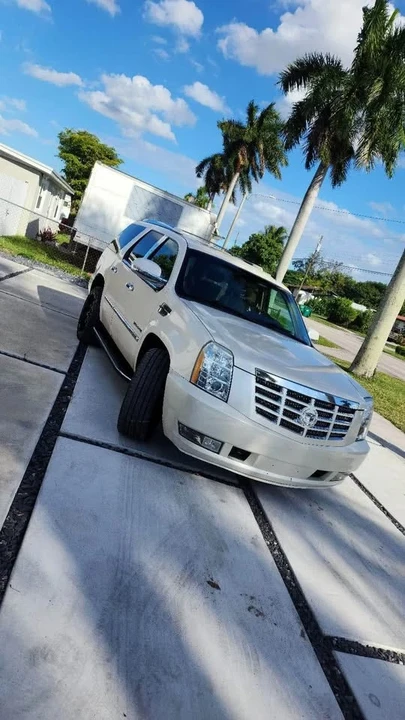 2010 Cadillac Escalade & EXT 3rd Gen - Image 3 of 3