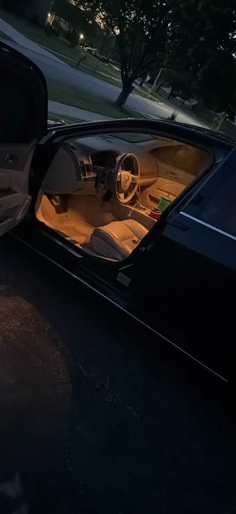 Cadillac STS - Image 2 of 3