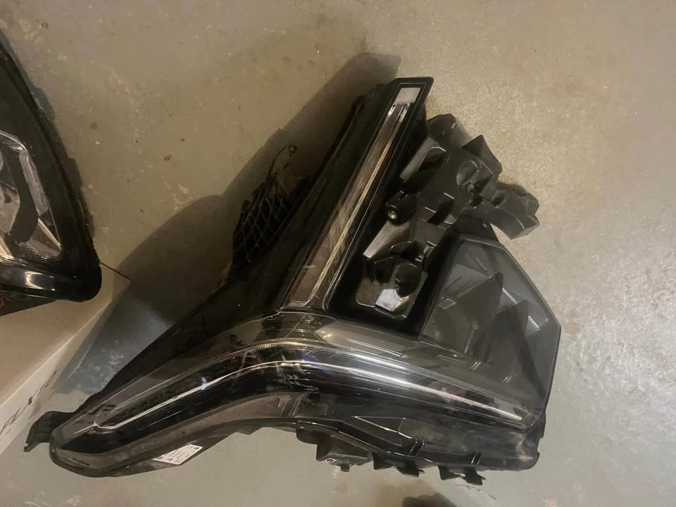 2025 Cadillac XT4 - Image 2 of 5