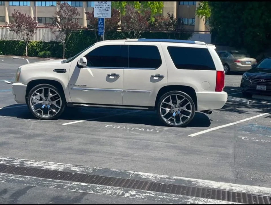 2007 Cadillac Escalade & EXT 3rd Gen - Image 3 of 10