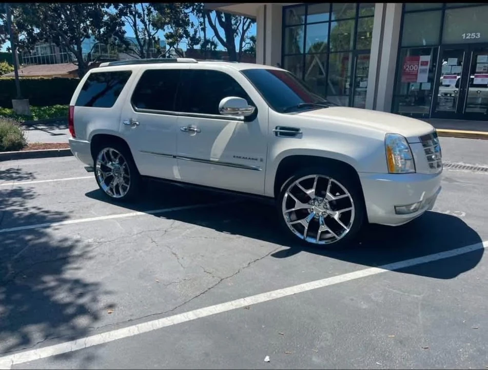 2007 Cadillac Escalade & EXT 3rd Gen - Image 2 of 8