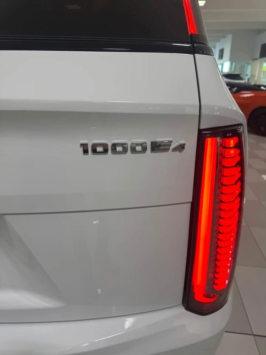 Cadillac Escalade IQ - Image 8 of 8