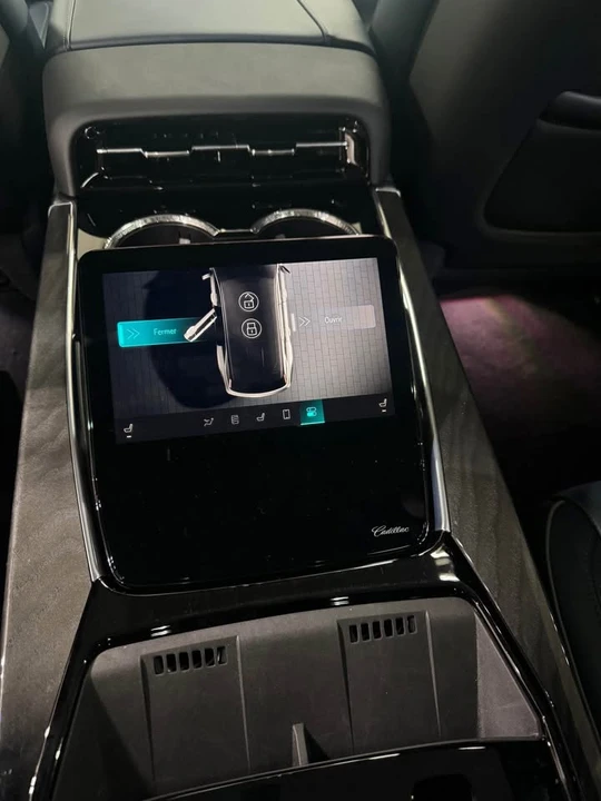 Cadillac Escalade IQ - Image 5 of 8