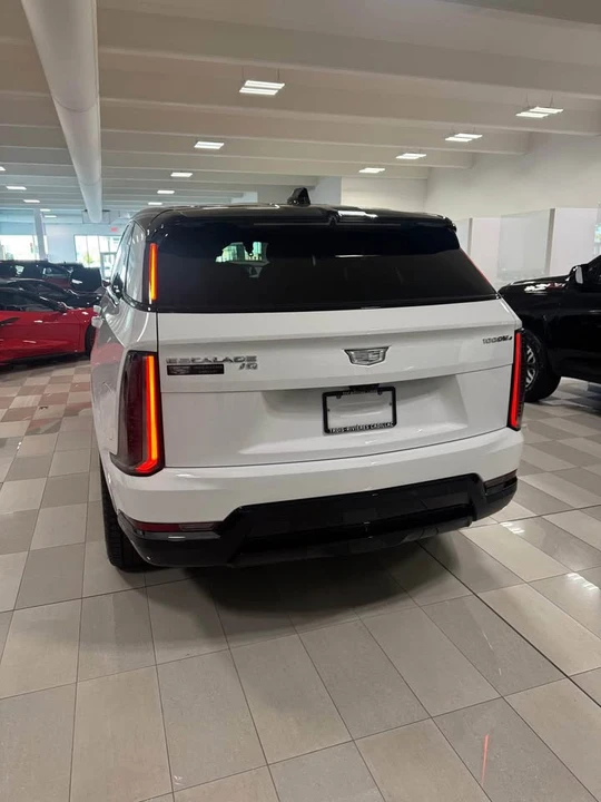 Cadillac Escalade IQ - Image 7 of 8