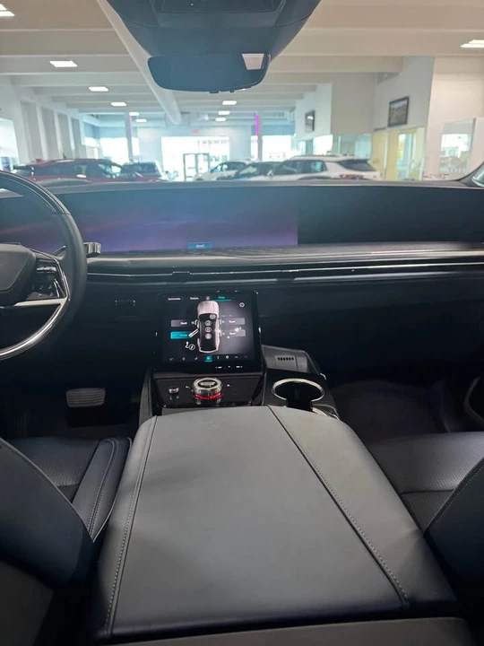 Cadillac Escalade IQ - Image 6 of 8