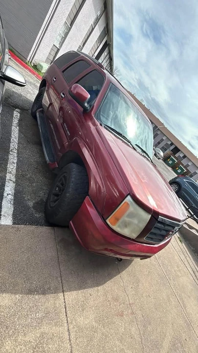 2002 Cadillac Escalade & EXT 2nd Gen - Image 3 of 8