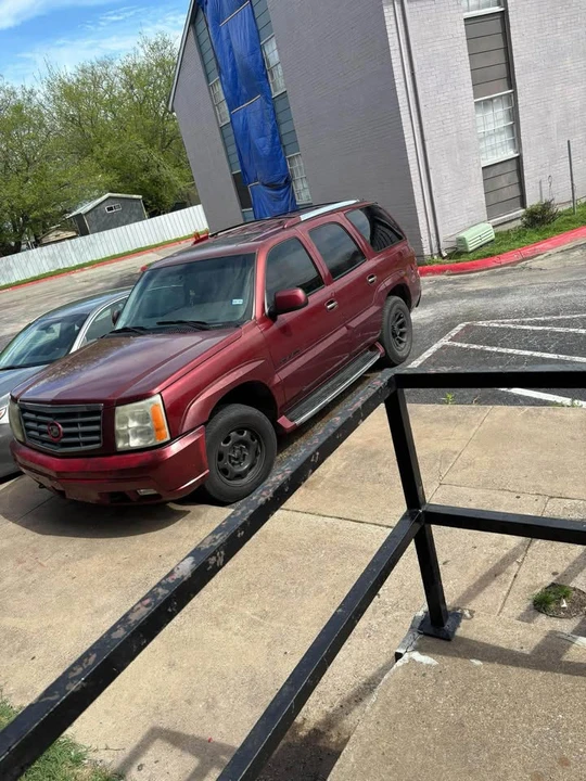 2002 Cadillac Escalade & EXT 2nd Gen - Image 2 of 8