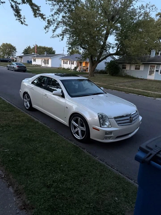 Cadillac STS-V - Image 2 of 5