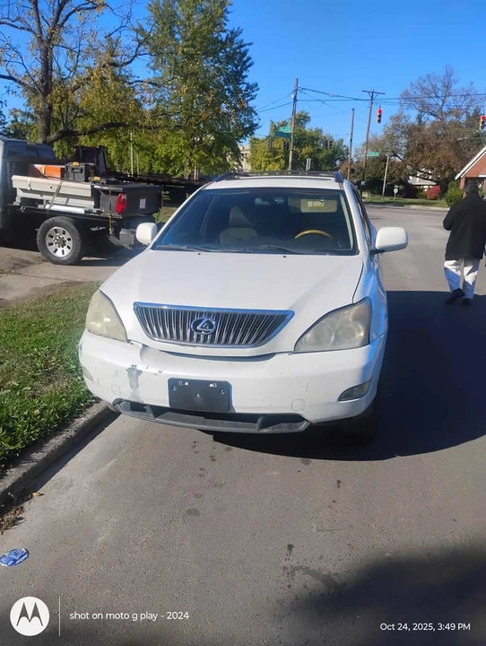 2005 Lexus RX 2nd Gen - Image 2 of 5