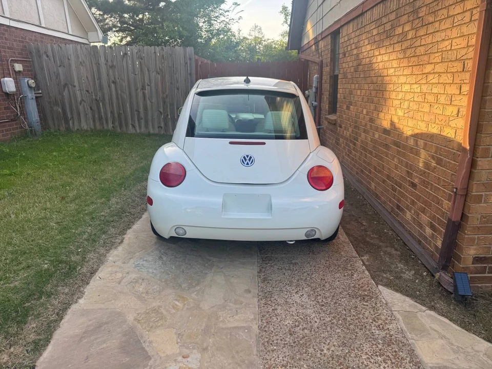 2008 Volkswagen New Beetle - Image 2 of 6