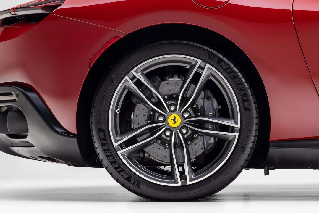 2022 Ferrari Roma - Image 16 of 31