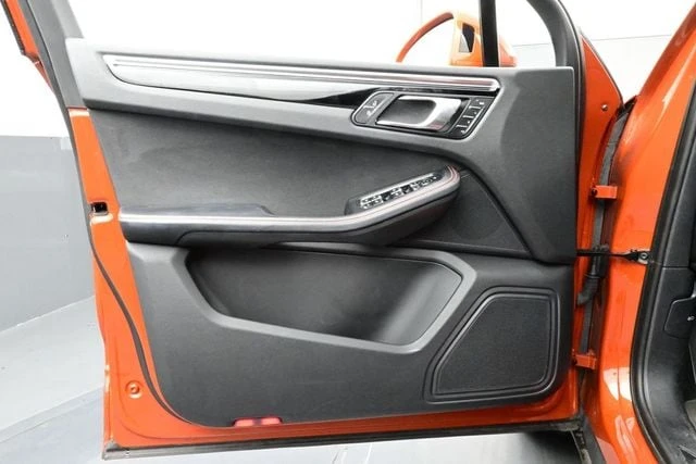 2023 Porsche Macan - Image 7 of 31