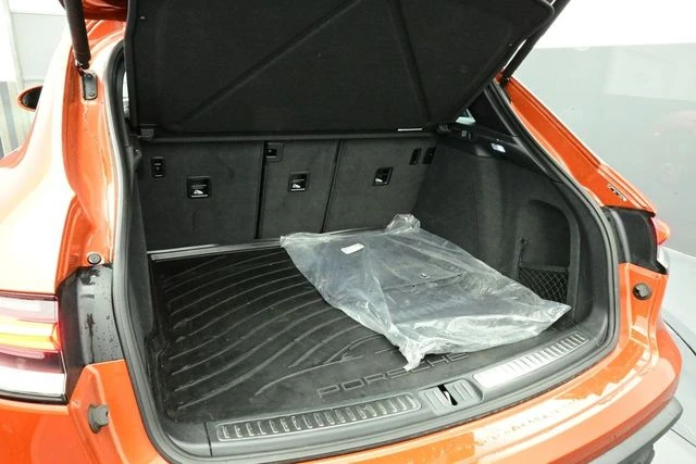 2023 Porsche Macan - Image 16 of 31