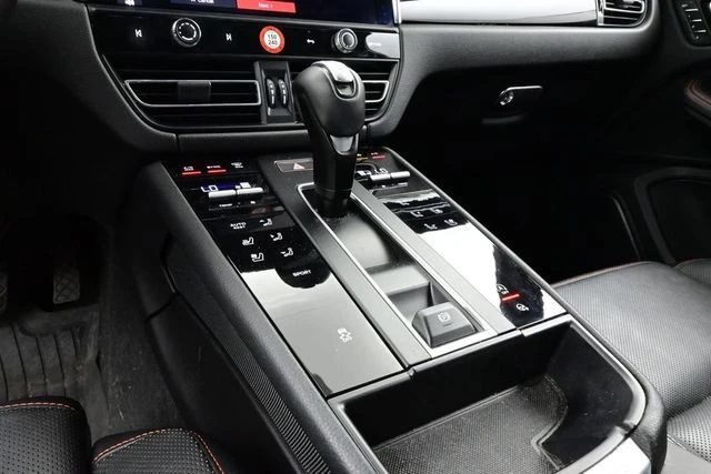 2023 Porsche Macan - Image 11 of 31