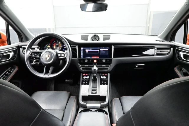 2023 Porsche Macan - Image 20 of 31