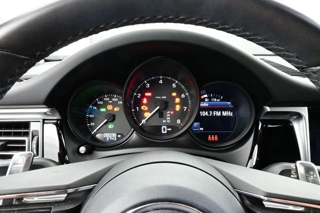 2023 Porsche Macan - Image 9 of 31