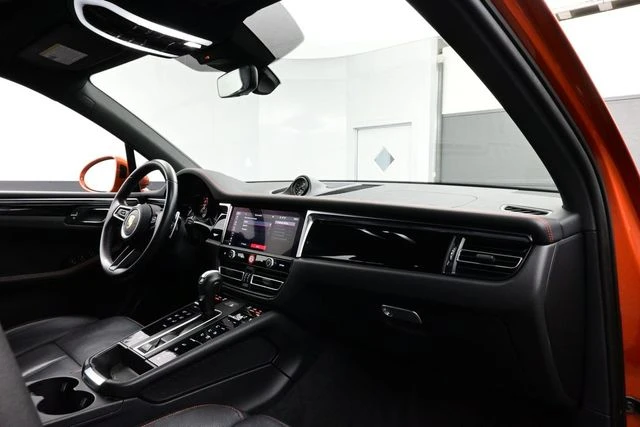 2023 Porsche Macan - Image 19 of 31