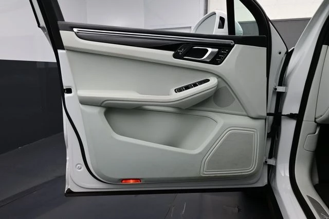2023 Porsche Macan S - Image 7 of 31