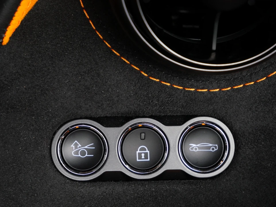 2024 McLaren 750S Spider - Image 30 of 31