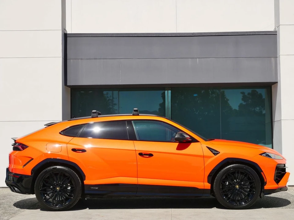 2025 Lamborghini Urus SE - Image 2 of 31