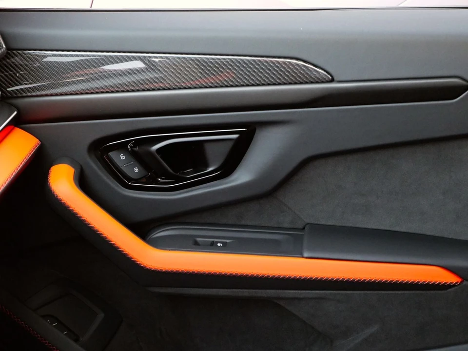 2025 Lamborghini Urus SE - Image 19 of 31