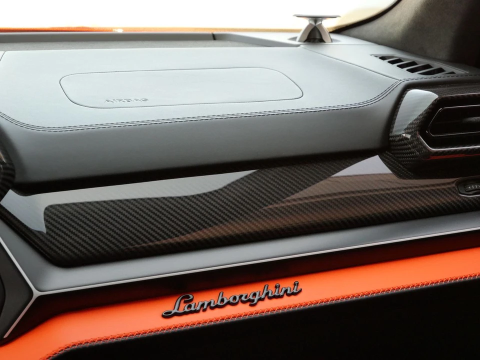 2025 Lamborghini Urus SE - Image 27 of 31