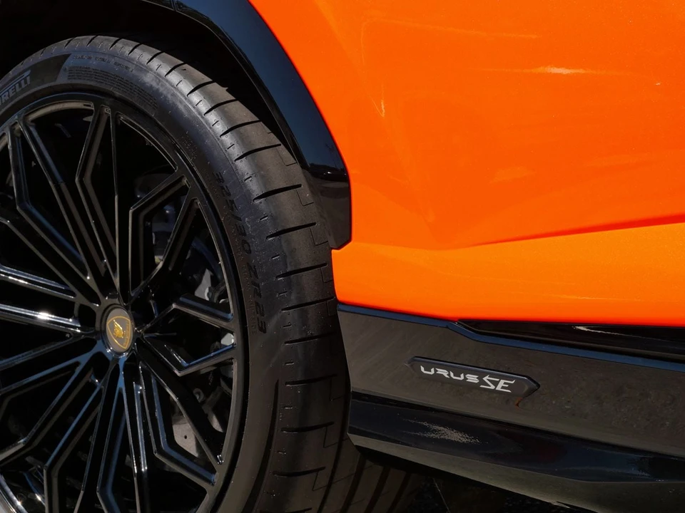 2025 Lamborghini Urus SE - Image 15 of 31