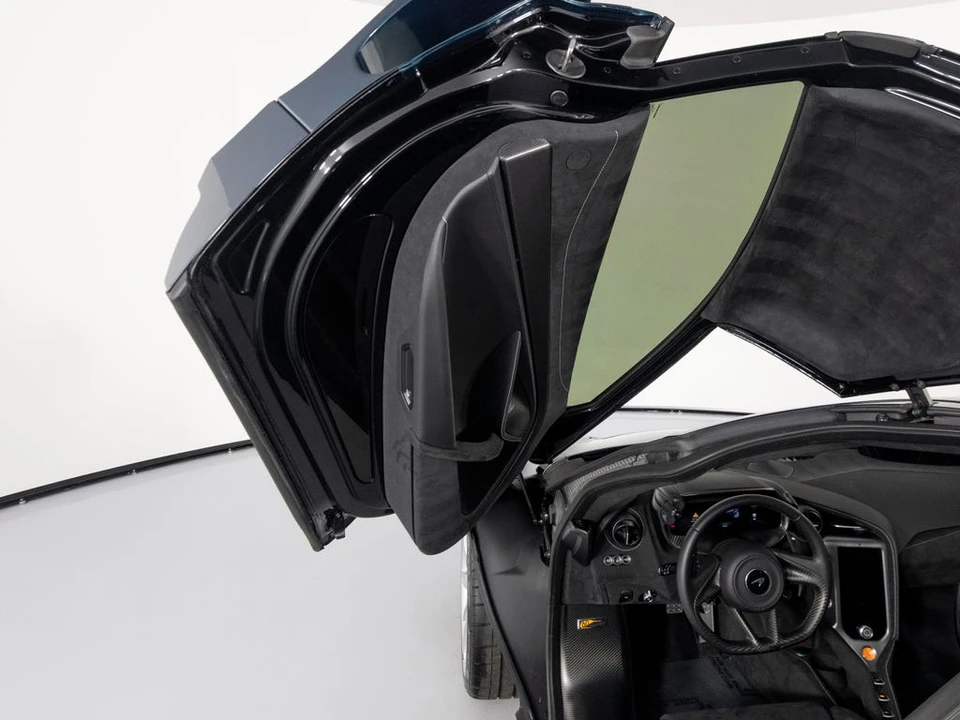 2025 McLaren 750S - Image 10 of 31