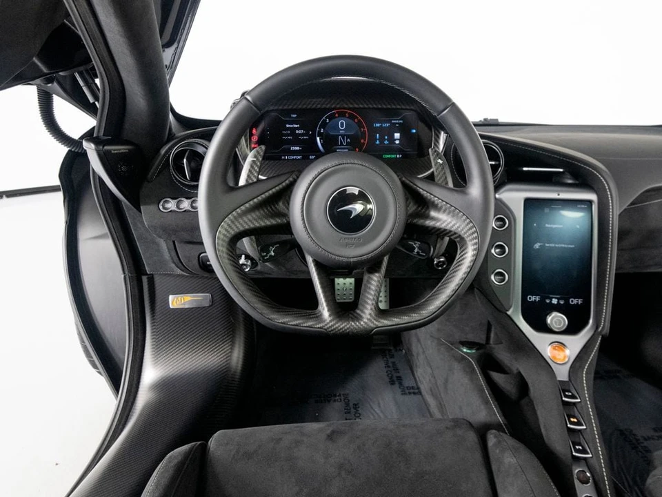 2025 McLaren 750S - Image 16 of 31