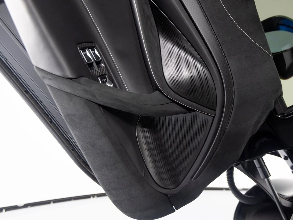2025 McLaren 750S - Image 12 of 31