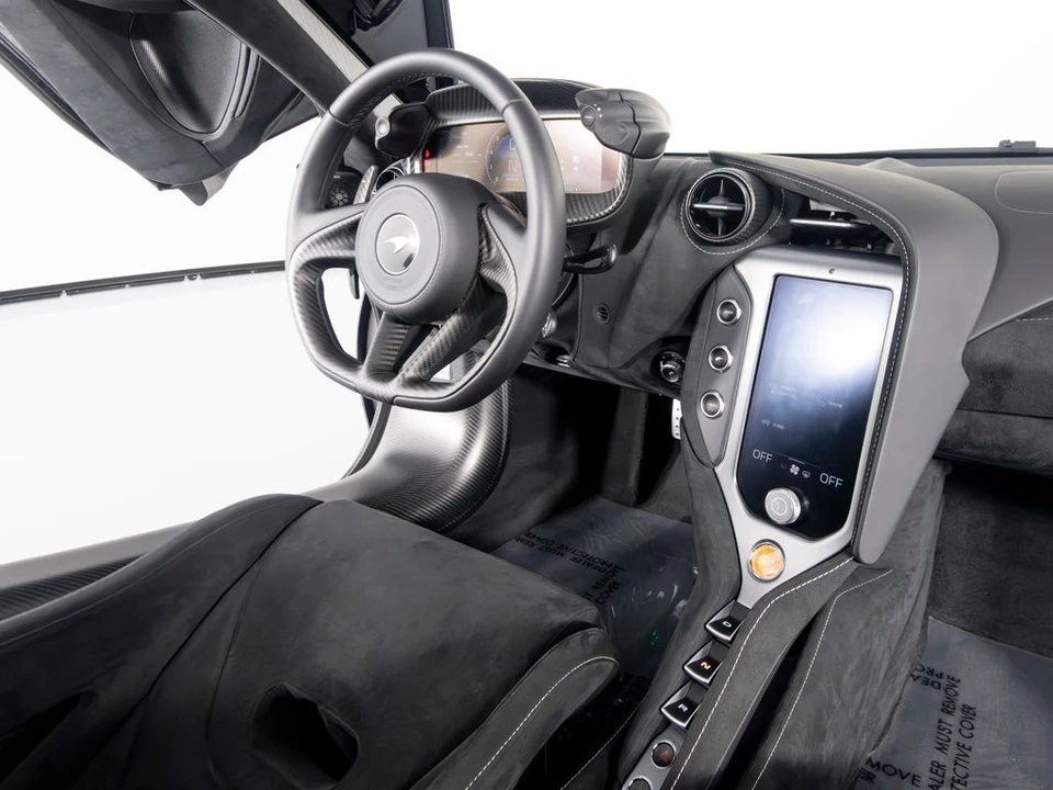 2025 McLaren 750S - Image 27 of 31
